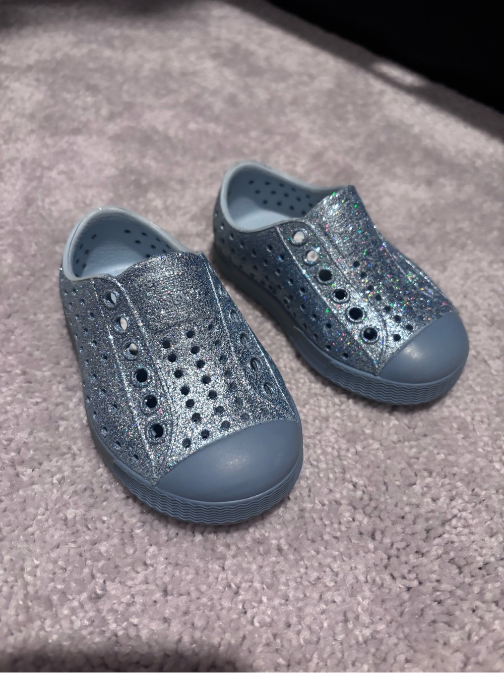 Toddler Girl Glitter Slip-On Native Sneakers in Blue